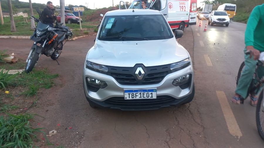 Colisão lateral entre Kwid e moto deixa duas pessoas feridas na MGC-354 | Patos Agora - A notícia no seu tempo - https://patosagora.net