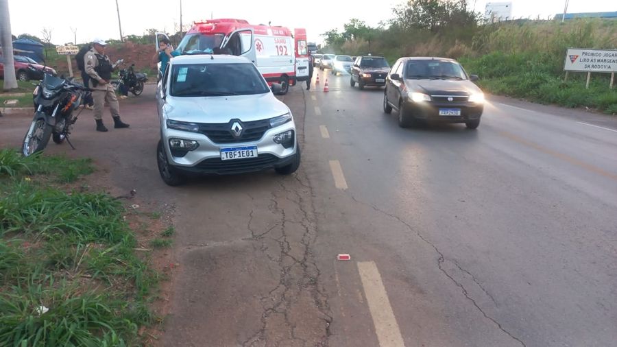 Colisão lateral entre Kwid e moto deixa duas pessoas feridas na MGC-354 | Patos Agora - A notícia no seu tempo - https://patosagora.net