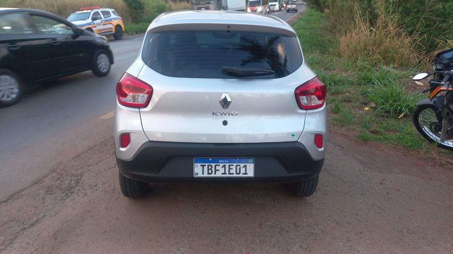 Colisão lateral entre Kwid e moto deixa duas pessoas feridas na MGC-354 | Patos Agora - A notícia no seu tempo - https://patosagora.net