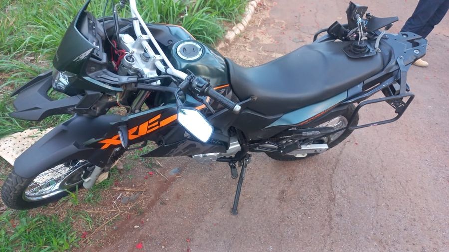 Colisão lateral entre Kwid e moto deixa duas pessoas feridas na MGC-354 | Patos Agora - A notícia no seu tempo - https://patosagora.net