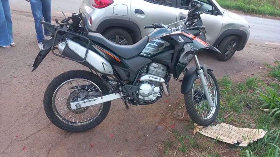Colisão lateral entre Kwid e moto deixa duas pessoas feridas na MGC-354 | Patos Agora - A notícia no seu tempo - https://patosagora.net