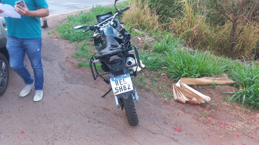 Colisão lateral entre Kwid e moto deixa duas pessoas feridas na MGC-354 | Patos Agora - A notícia no seu tempo - https://patosagora.net