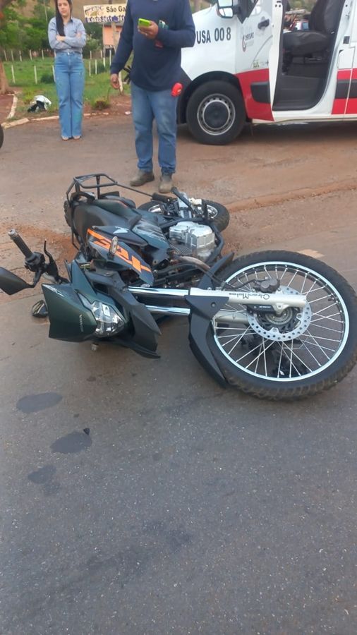 Colisão lateral entre Kwid e moto deixa duas pessoas feridas na MGC-354 | Patos Agora - A notícia no seu tempo - https://patosagora.net