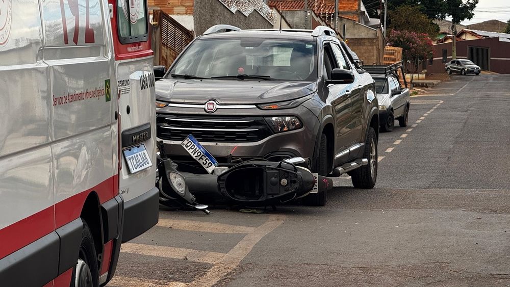 Motociclista fica ferido após avançar parada obrigatória e colidir contra picape | Patos Agora - A notícia no seu tempo - https://patosagora.net