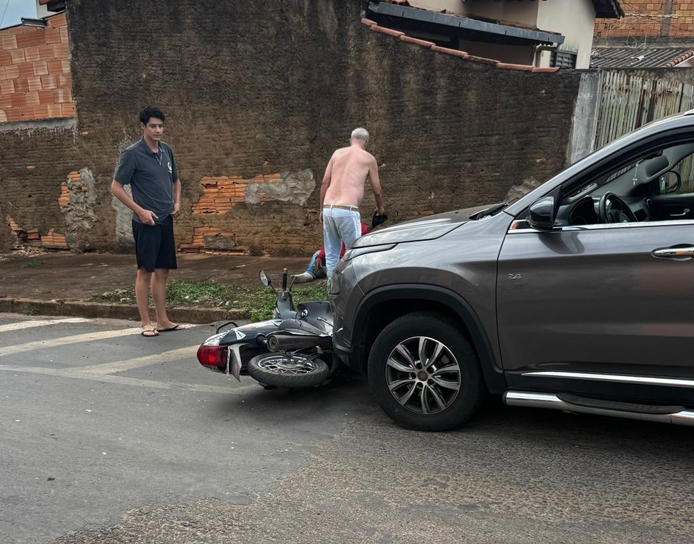 Motociclista fica ferido após avançar parada obrigatória e colidir contra picape | Patos Agora - A notícia no seu tempo - https://patosagora.net