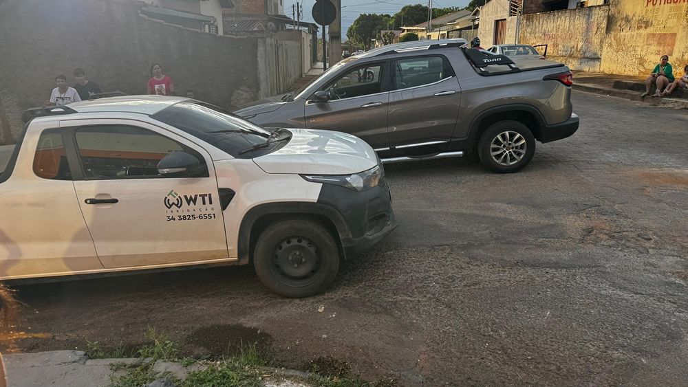 Motociclista fica ferido após avançar parada obrigatória e colidir contra picape | Patos Agora - A notícia no seu tempo - https://patosagora.net