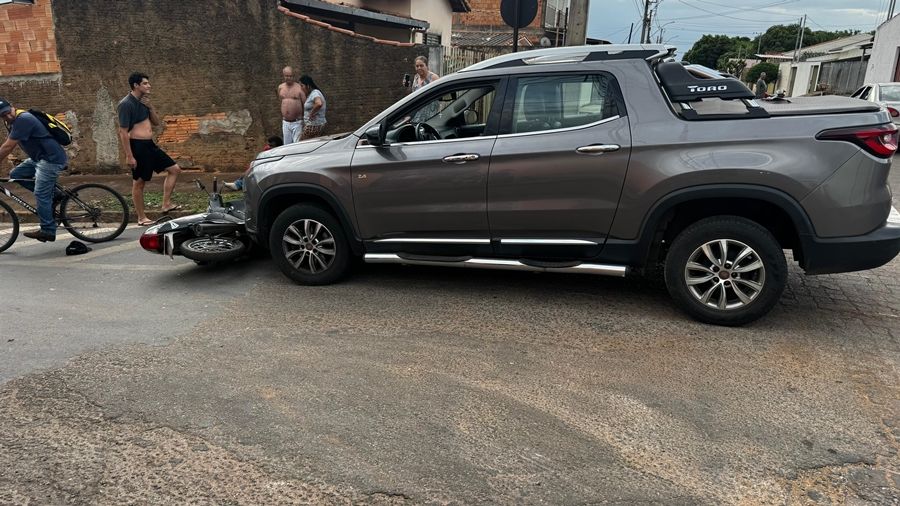 Motociclista fica ferido após avançar parada obrigatória e colidir contra picape | Patos Agora - A notícia no seu tempo - https://patosagora.net
