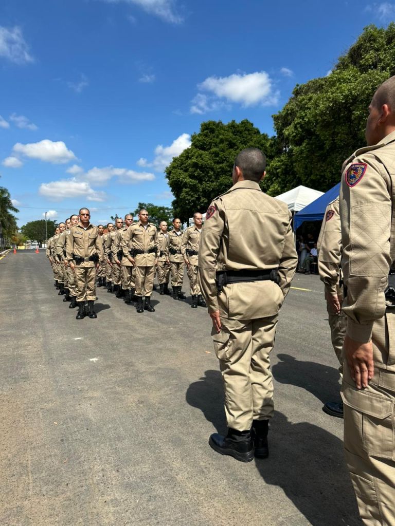 Futuros soldados da PM recebem cobertura em solenidade emocionante na 10ª RPM de Patos de Minas | Patos Agora - A notícia no seu tempo - https://patosagora.net