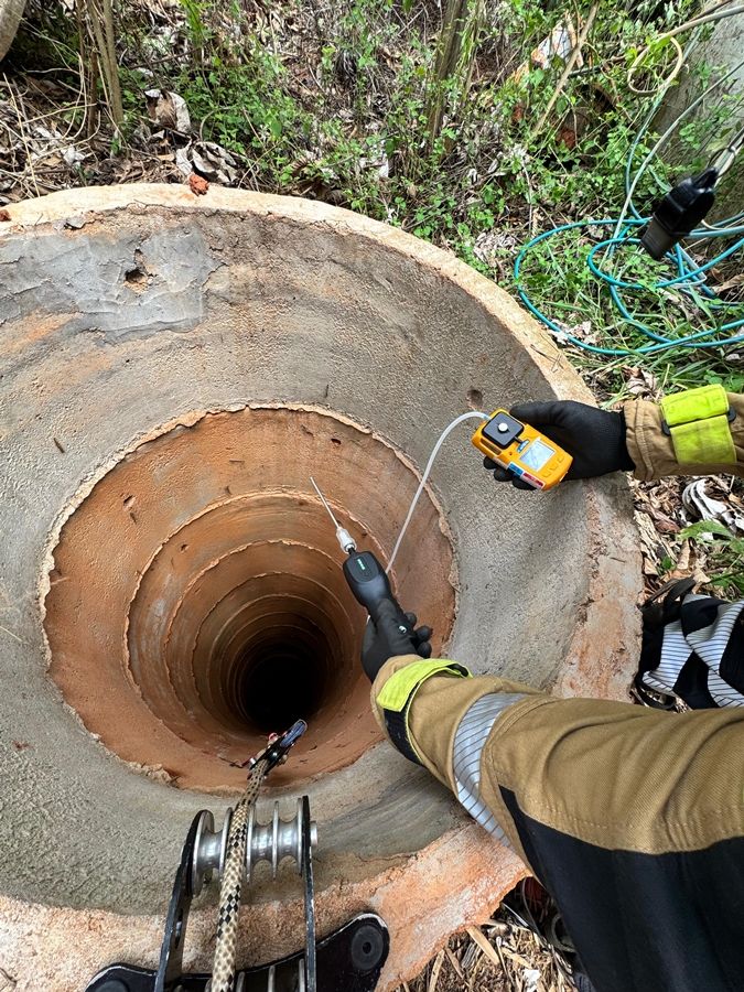 Corpo de Bombeiros resgata cão de cisterna de 13 metros em Patos de Minas | Patos Agora - A notícia no seu tempo - https://patosagora.net