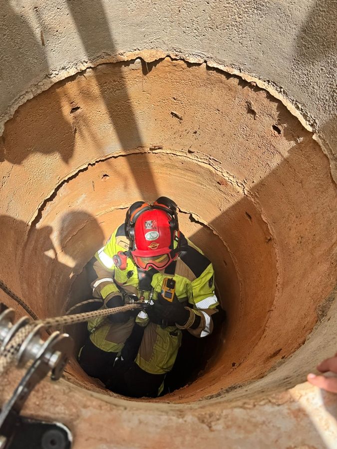 Corpo de Bombeiros resgata cão de cisterna de 13 metros em Patos de Minas | Patos Agora - A notícia no seu tempo - https://patosagora.net
