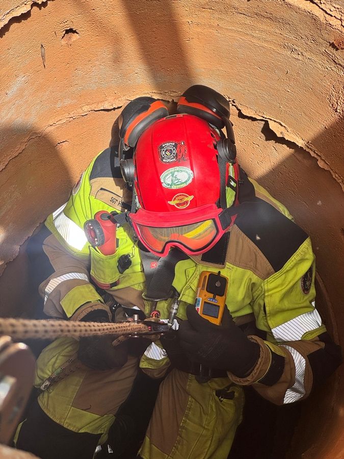 Corpo de Bombeiros resgata cão de cisterna de 13 metros em Patos de Minas | Patos Agora - A notícia no seu tempo - https://patosagora.net