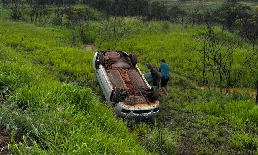 Pista escorregadia provoca acidente com três carros e um caminhão na BR-146 | Patos Agora - A notícia no seu tempo - https://patosagora.net