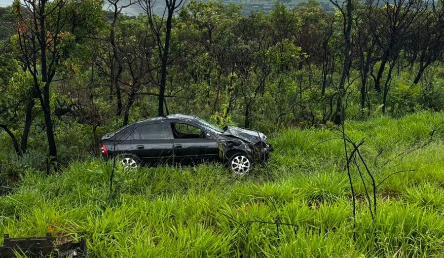 Pista escorregadia provoca acidente com três carros e um caminhão na BR-146 | Patos Agora - A notícia no seu tempo - https://patosagora.net