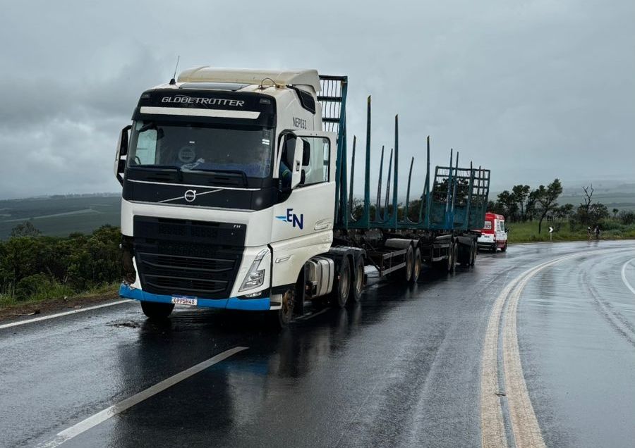 Pista escorregadia provoca acidente com três carros e um caminhão na BR-146 | Patos Agora - A notícia no seu tempo - https://patosagora.net