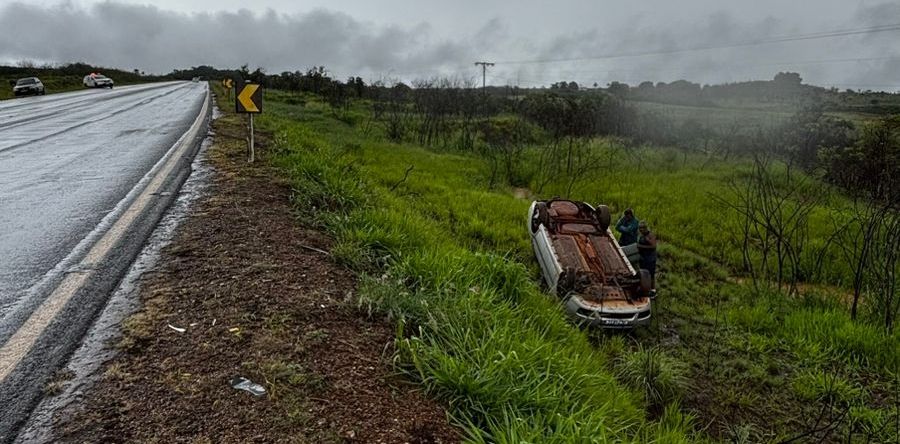 Pista escorregadia provoca acidente com três carros e um caminhão na BR-146 | Patos Agora - A notícia no seu tempo - https://patosagora.net