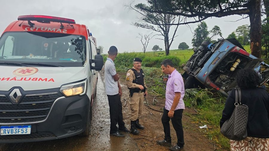 Três pessoas ficam feridas após semirreboque se desprender de bitrem e atingir carro na BR-251 | Patos Agora - A notícia no seu tempo - https://patosagora.net