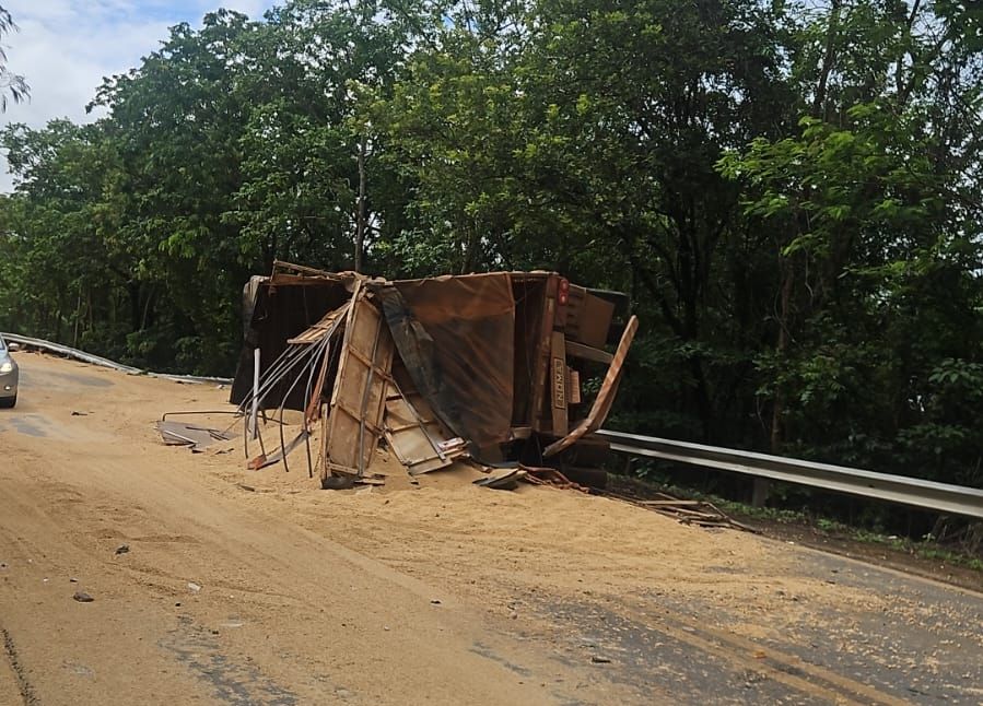 Três pessoas ficam feridas após semirreboque se desprender de bitrem e atingir carro na BR-251 | Patos Agora - A notícia no seu tempo - https://patosagora.net