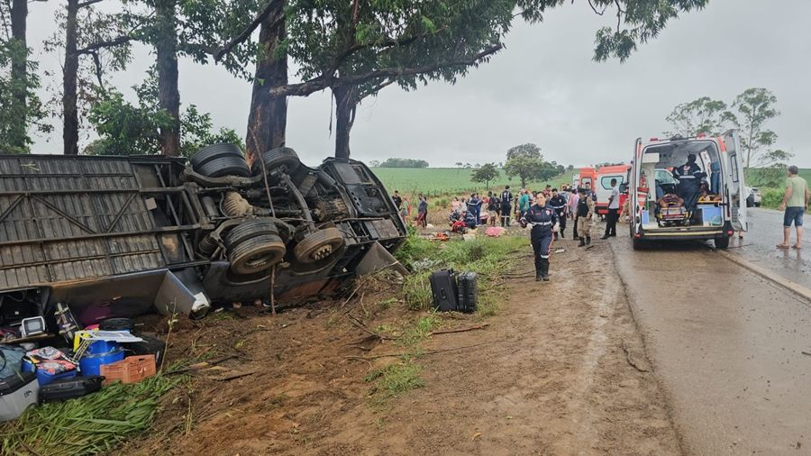 Três pessoas ficam feridas após semirreboque se desprender de bitrem e atingir carro na BR-251 | Patos Agora - A notícia no seu tempo - https://patosagora.net