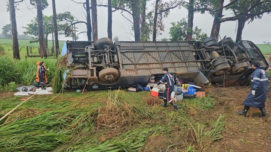 Três pessoas ficam feridas após semirreboque se desprender de bitrem e atingir carro na BR-251 | Patos Agora - A notícia no seu tempo - https://patosagora.net