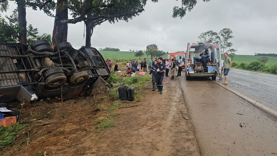 Três pessoas ficam feridas após semirreboque se desprender de bitrem e atingir carro na BR-251 | Patos Agora - A notícia no seu tempo - https://patosagora.net