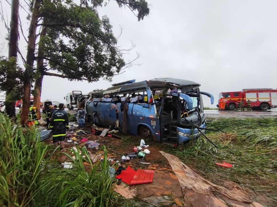 Sobe para seis o número de mortos em trágico acidente com ônibus na BR-365 | Patos Agora - A notícia no seu tempo - https://patosagora.net