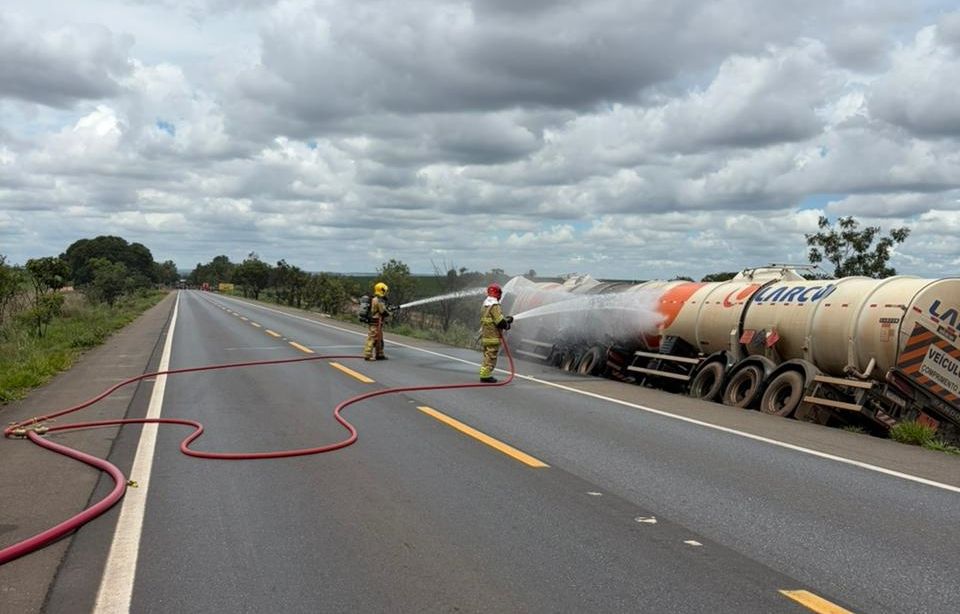 Caminhão-tanque com diesel pega fogo na BR-365 | Patos Agora - A notícia no seu tempo - https://patosagora.net