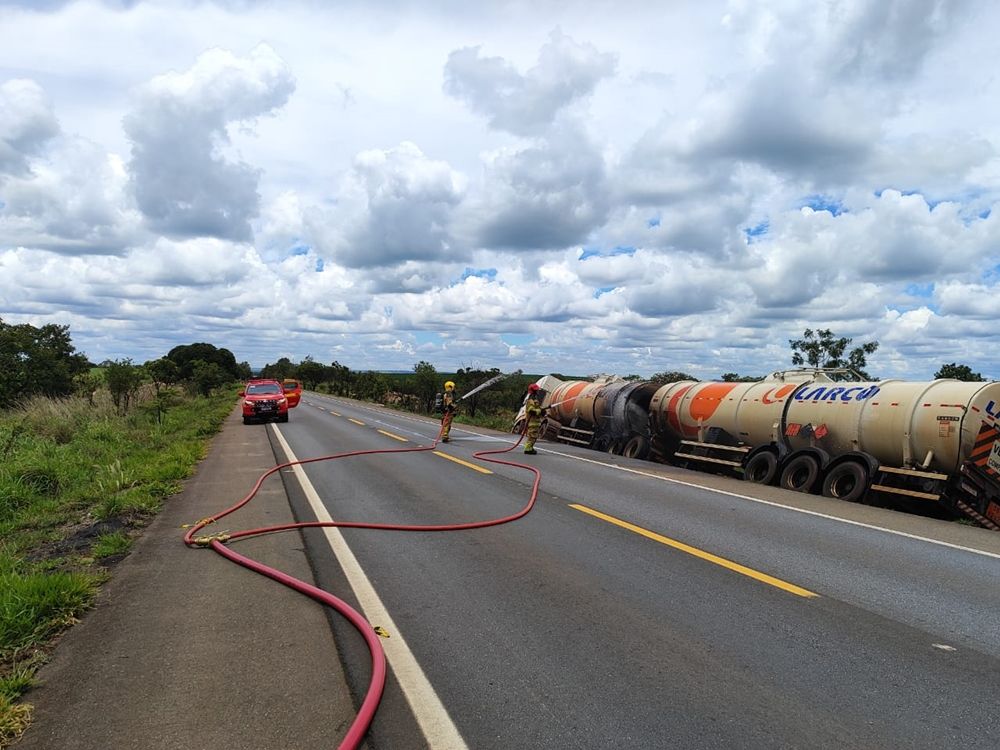 Caminhão-tanque com diesel pega fogo na BR-365 | Patos Agora - A notícia no seu tempo - https://patosagora.net