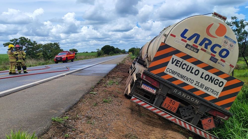 Caminhão-tanque com diesel pega fogo na BR-365 | Patos Agora - A notícia no seu tempo - https://patosagora.net