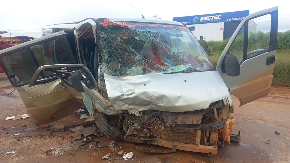 Acidente entre van de trabalhadores e carro de passeio deixa 3 mortos e 15 feridos na BR-354 | Patos Agora - A notícia no seu tempo - https://patosagora.net