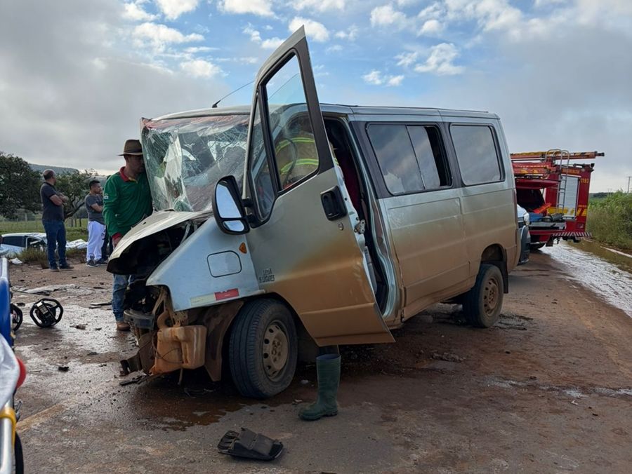 Acidente entre van de trabalhadores e carro de passeio deixa 3 mortos e 15 feridos na BR-354 | Patos Agora - A notícia no seu tempo - https://patosagora.net