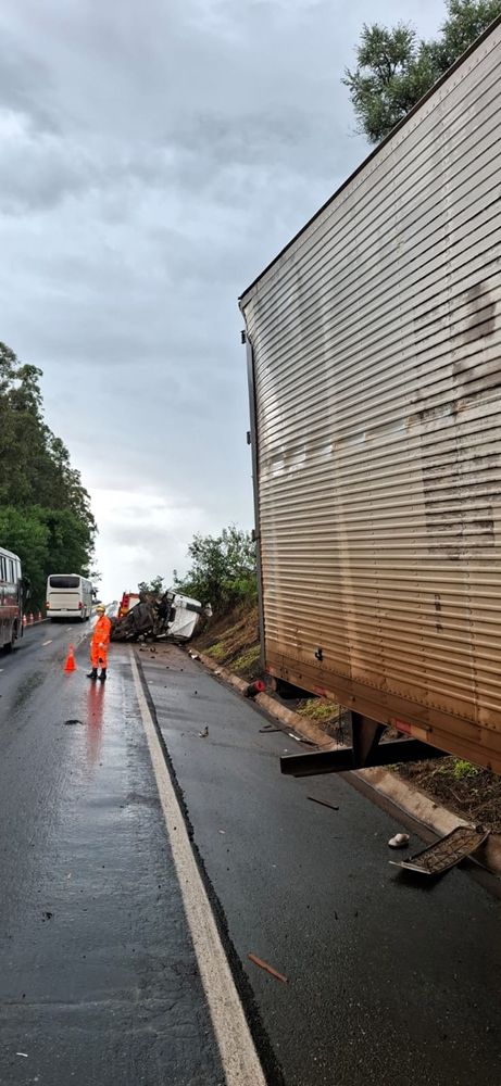 Carreta capota na BR-365 após aquaplanar na Curva dos Moreiras | Patos Agora - A notícia no seu tempo - https://patosagora.net