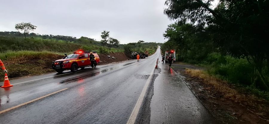 Carreta capota na BR-365 após aquaplanar na Curva dos Moreiras | Patos Agora - A notícia no seu tempo - https://patosagora.net