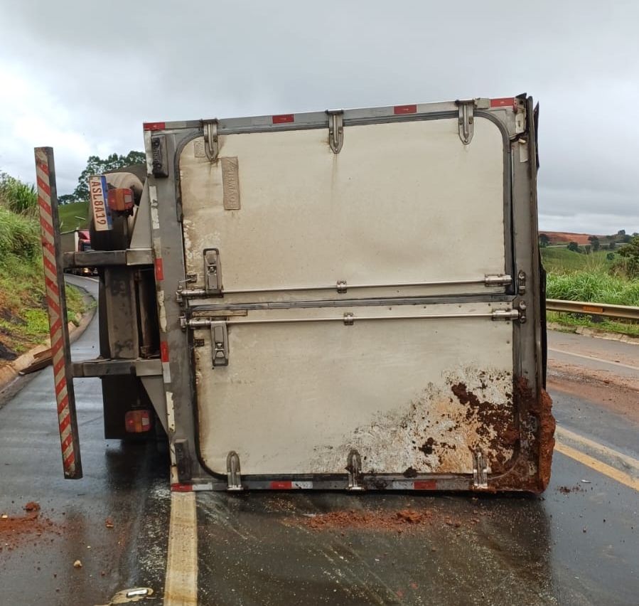 Caminhão bate em barranco e tomba na BR-365, próximo à Curva da Morte | Patos Agora - A notícia no seu tempo - https://patosagora.net