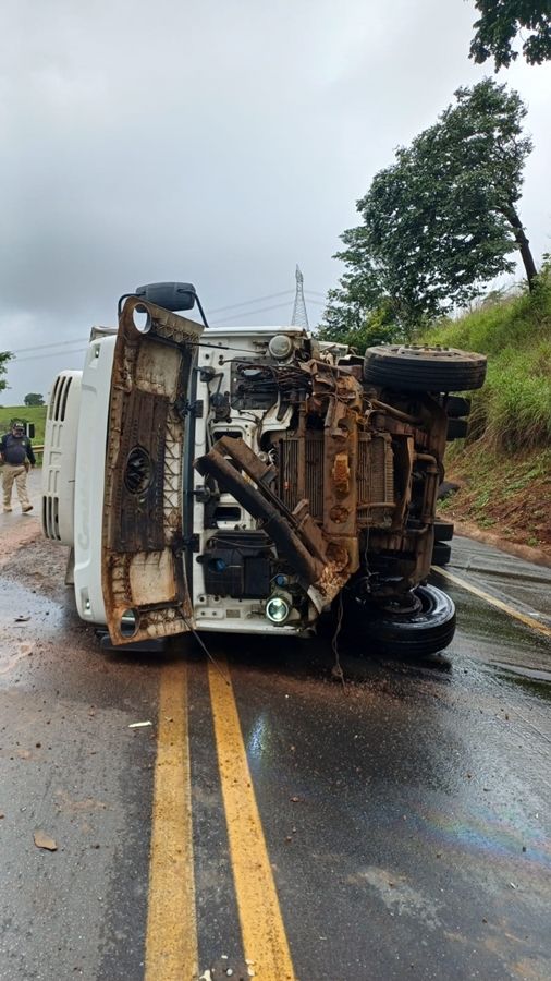 Caminhão bate em barranco e tomba na BR-365, próximo à Curva da Morte | Patos Agora - A notícia no seu tempo - https://patosagora.net