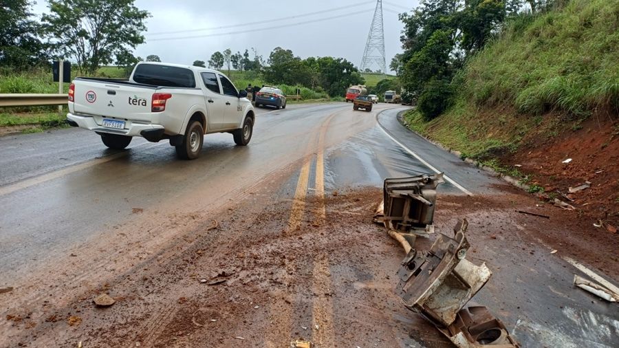 Caminhão bate em barranco e tomba na BR-365, próximo à Curva da Morte | Patos Agora - A notícia no seu tempo - https://patosagora.net