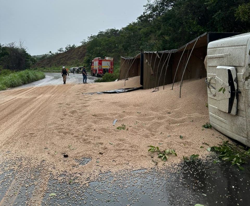 Homem de 41 anos morre em acidente entre caminhonete e carreta na BR-251 | Patos Agora - A notícia no seu tempo - https://patosagora.net