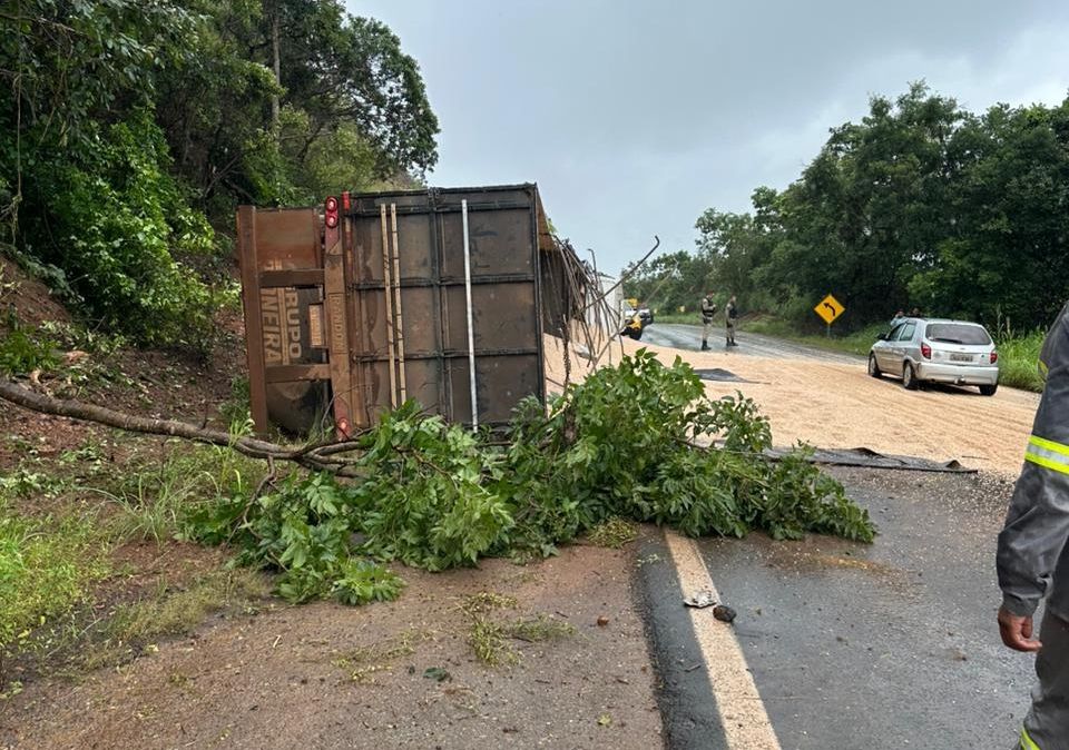Homem de 41 anos morre em acidente entre caminhonete e carreta na BR-251 | Patos Agora - A notícia no seu tempo - https://patosagora.net