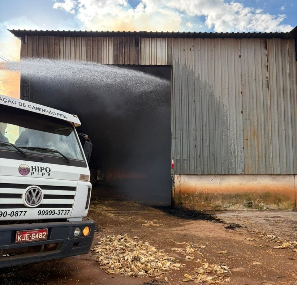 Incêndio atinge galpão em Santana de Patos durante descarregamento de palha de milho | Patos Agora - A notícia no seu tempo - https://patosagora.net