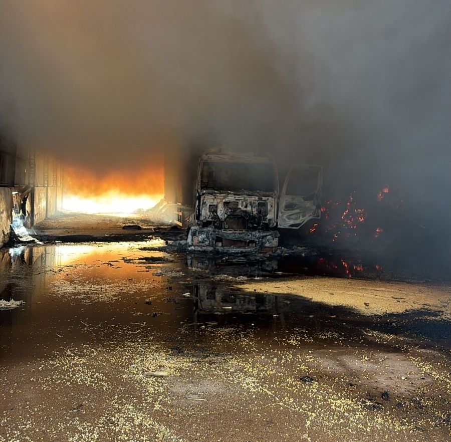 Incêndio atinge galpão em Santana de Patos durante descarregamento de palha de milho | Patos Agora - A notícia no seu tempo - https://patosagora.net