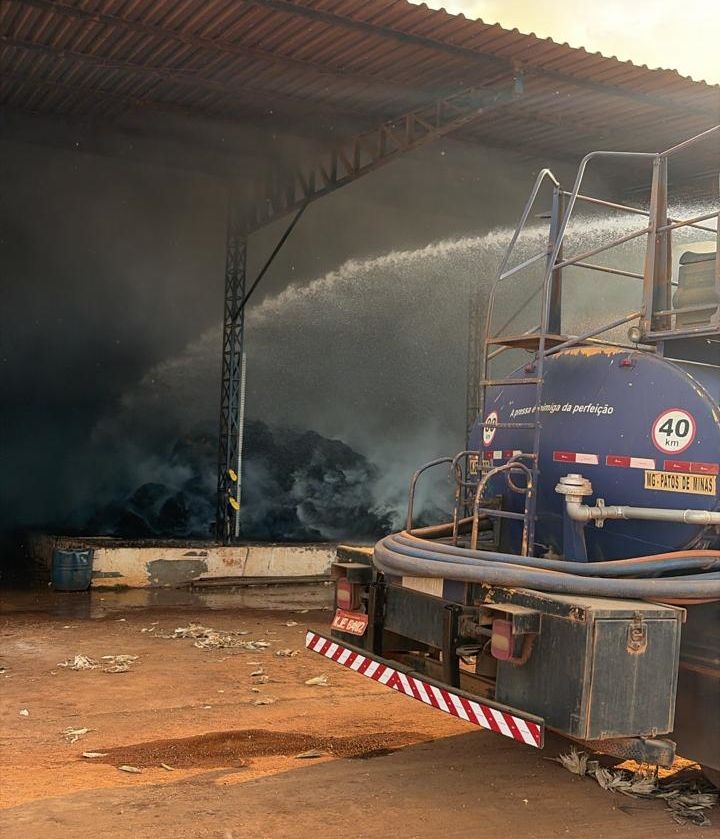 Incêndio atinge galpão em Santana de Patos durante descarregamento de palha de milho | Patos Agora - A notícia no seu tempo - https://patosagora.net