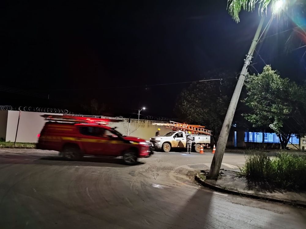 Bombeiros atendem duas colisões contra postes em Patos de Minas | Patos Agora - A notícia no seu tempo - https://patosagora.net