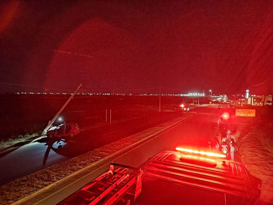 Bombeiros atendem duas colisões contra postes em Patos de Minas | Patos Agora - A notícia no seu tempo - https://patosagora.net