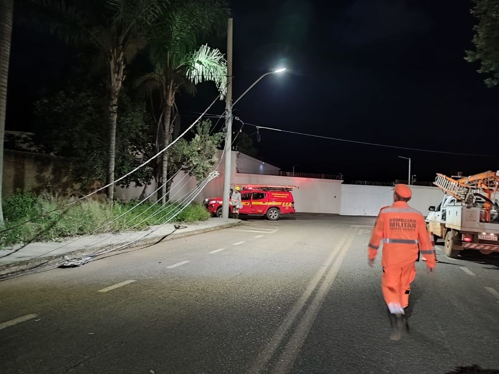 Bombeiros atendem duas colisões contra postes em Patos de Minas | Patos Agora - A notícia no seu tempo - https://patosagora.net