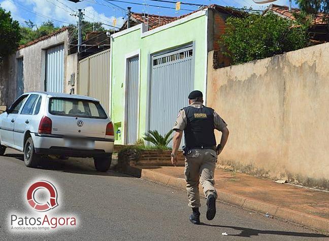 Policiais ouvem disparo e suspeito é preso com bereta após ameaçar a mulher | Patos Agora - A notícia no seu tempo - https://patosagora.net