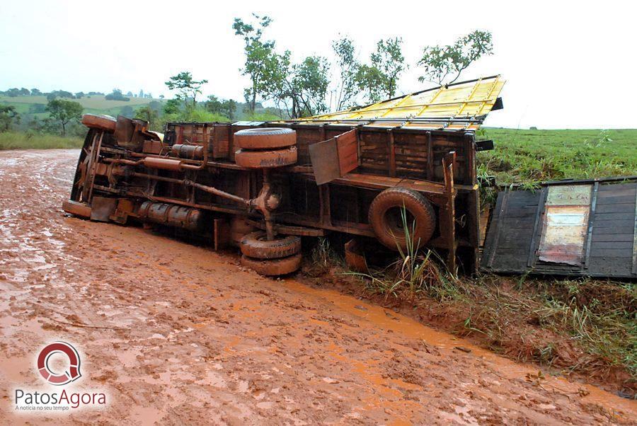 Chuva que caiu deixou estrada ruim e caminhão com gado tomba  | Patos Agora - A notícia no seu tempo - https://patosagora.net