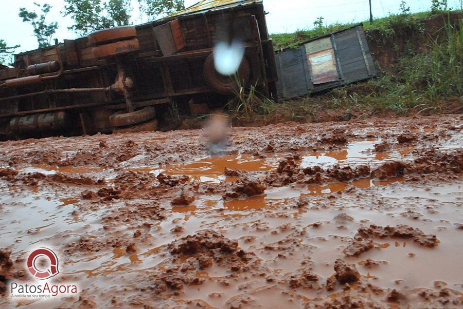 Chuva que caiu deixou estrada ruim e caminhão com gado tomba  | Patos Agora - A notícia no seu tempo - https://patosagora.net