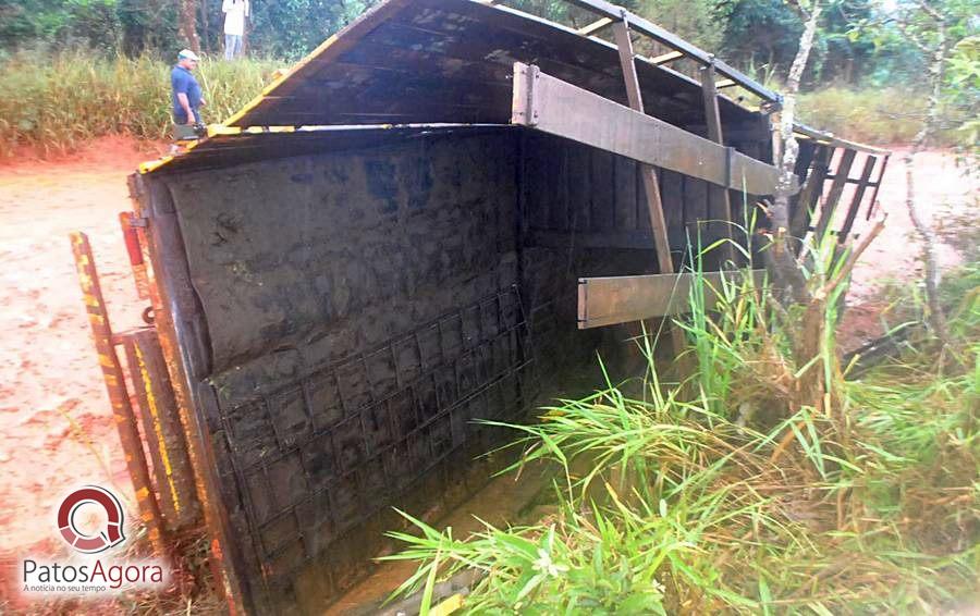 Chuva que caiu deixou estrada ruim e caminhão com gado tomba  | Patos Agora - A notícia no seu tempo - https://patosagora.net