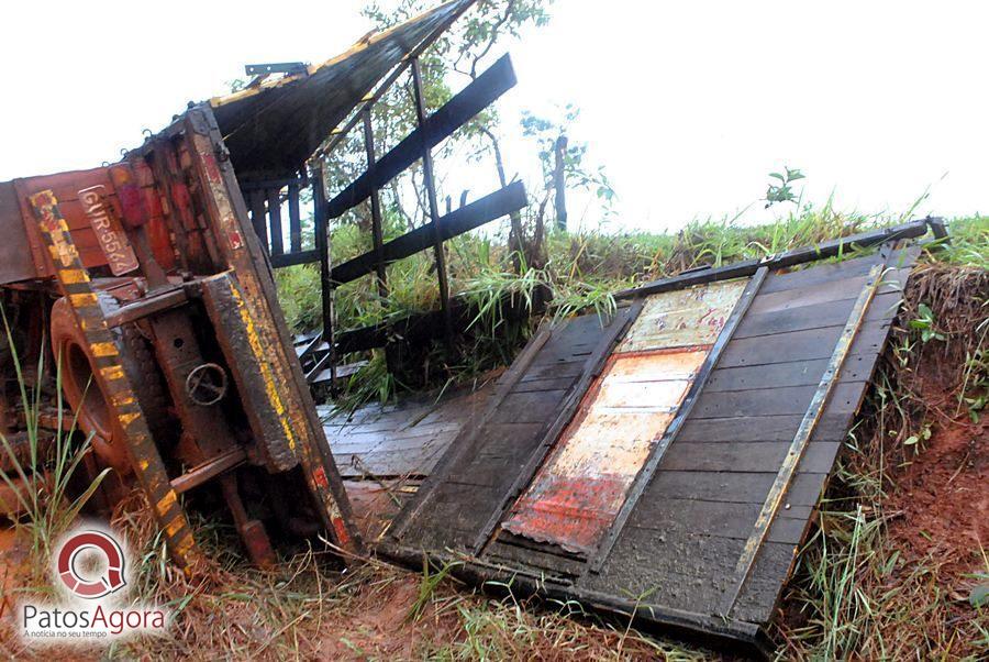 Chuva que caiu deixou estrada ruim e caminhão com gado tomba  | Patos Agora - A notícia no seu tempo - https://patosagora.net