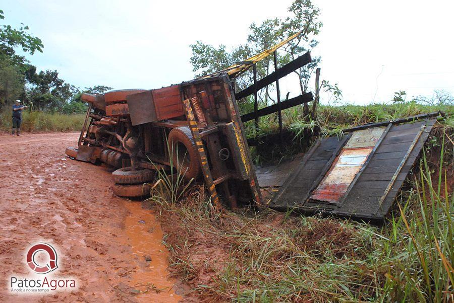 Chuva que caiu deixou estrada ruim e caminhão com gado tomba  | Patos Agora - A notícia no seu tempo - https://patosagora.net