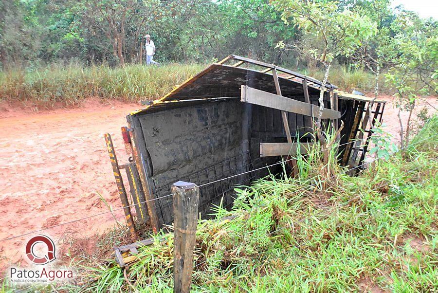 Chuva que caiu deixou estrada ruim e caminhão com gado tomba  | Patos Agora - A notícia no seu tempo - https://patosagora.net